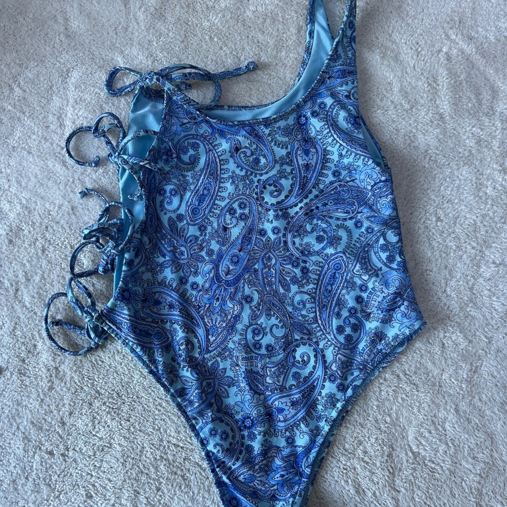 Frankies Bikinis Honey One Shoulder One Piece Swimsuit Size M Blue Paisley - Picture 4 of 4